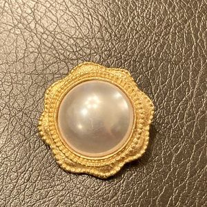 Vintage gold-tone faux Pearl brooch